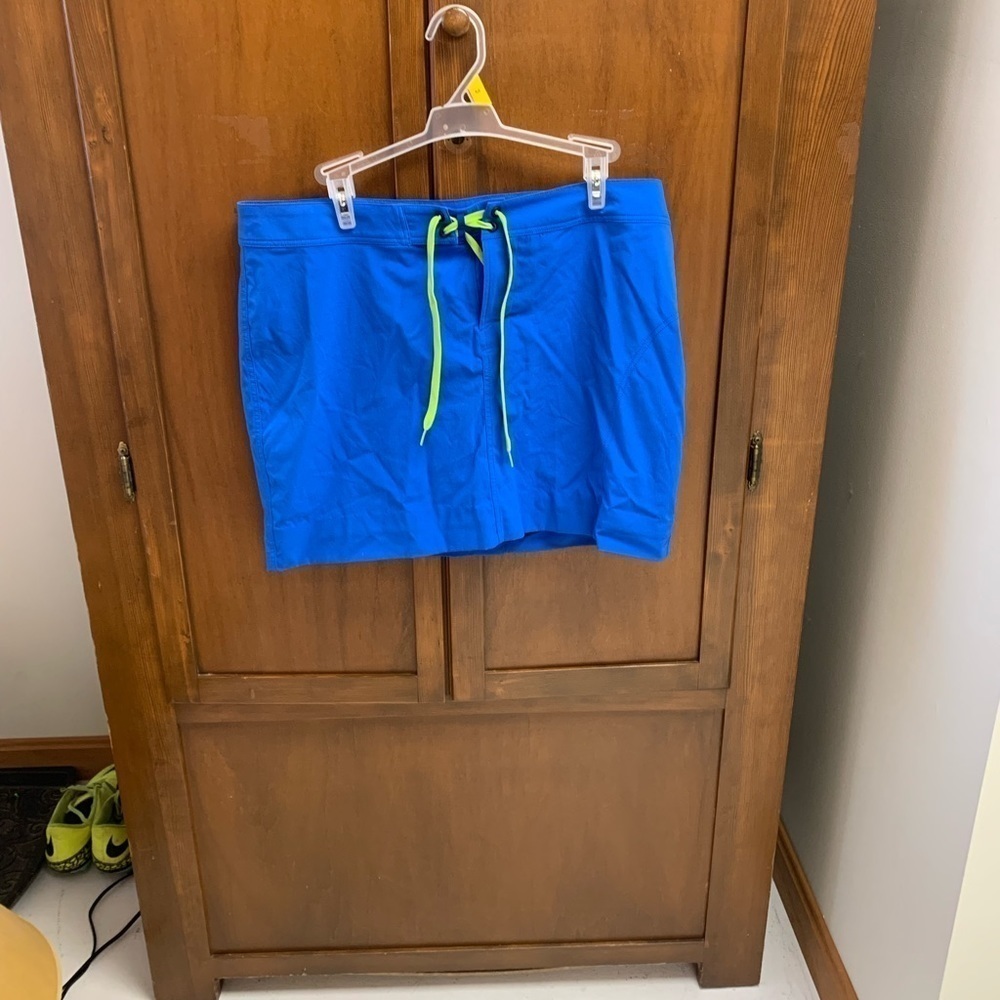 Eastern Mountain Sports skort size 10 L-16 in velcro/tie close back zip pocket